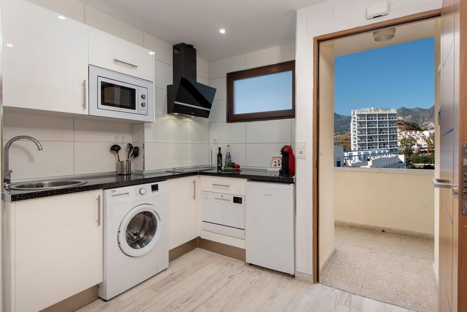 Coffee/tea facilities, Kitchen or kitchenette, Dining area, dishwasher, microwave, minibar, toaster, washing machine