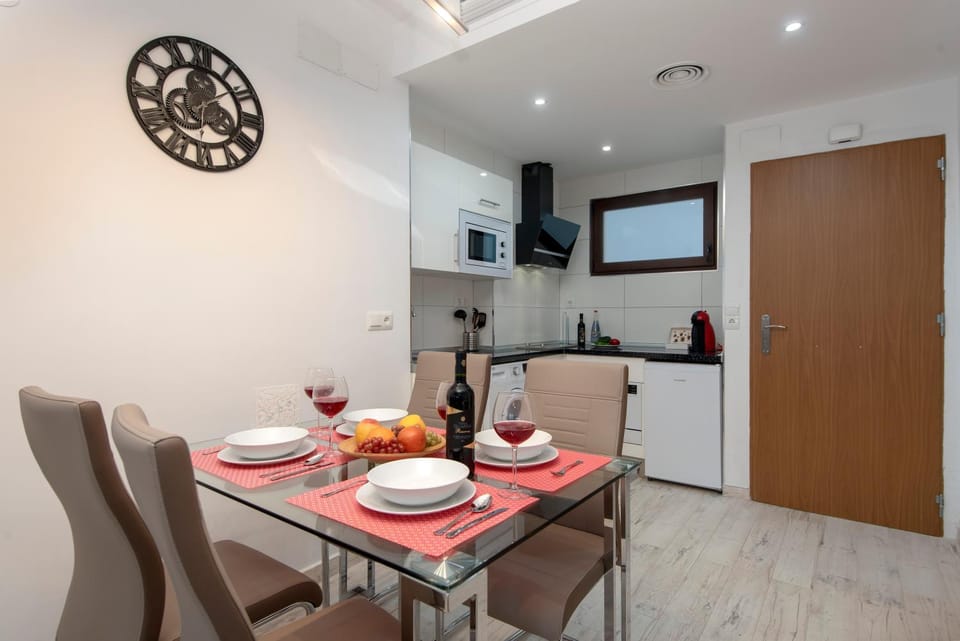 Kitchen or kitchenette, Dining area