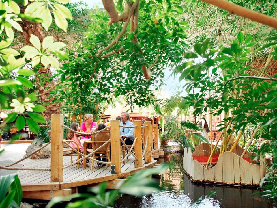Restaurant/places to eat, Lounge or bar