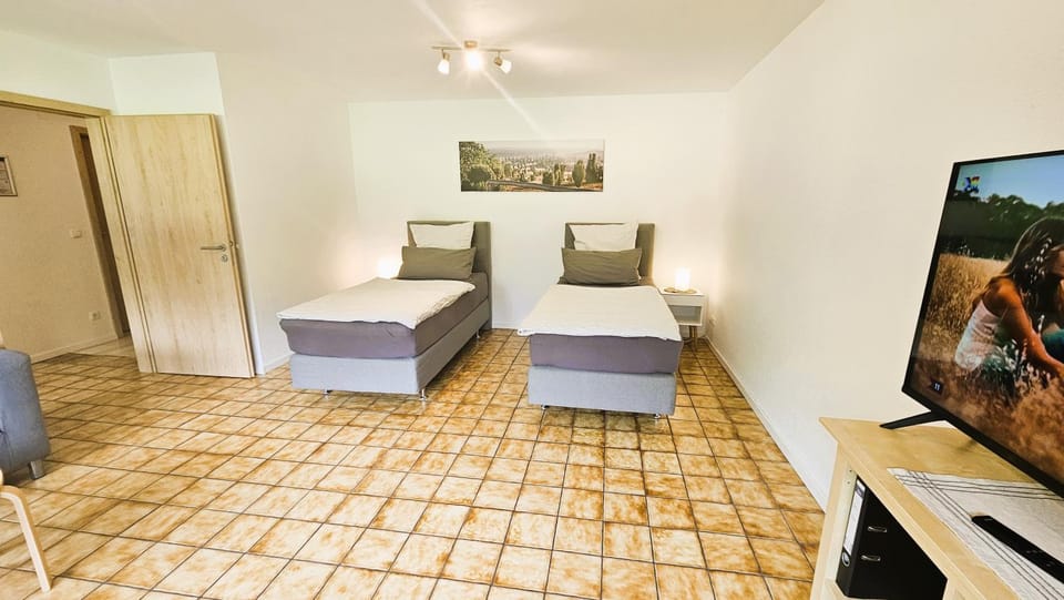 Bed, Day, TV and multimedia, Photo of the whole room, Seating area, Time of day