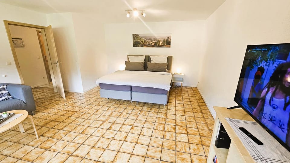 Bed, Day, TV and multimedia, Photo of the whole room, Seating area, Time of day