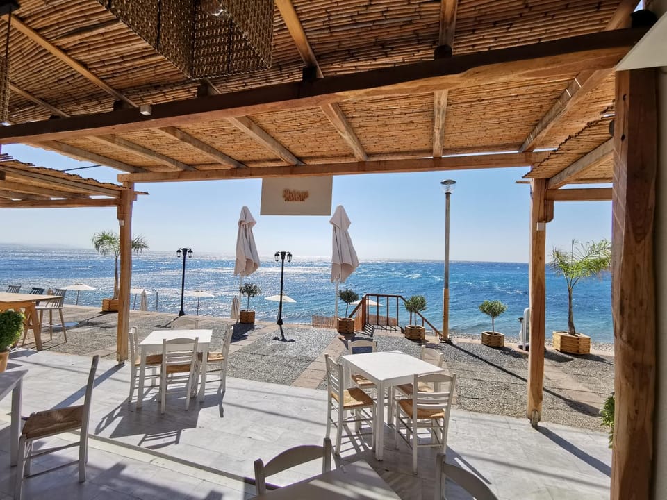 Patio, Restaurant/places to eat, Living room, Sea view