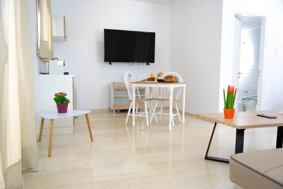 TV and multimedia, Living room, Seating area, Dining area