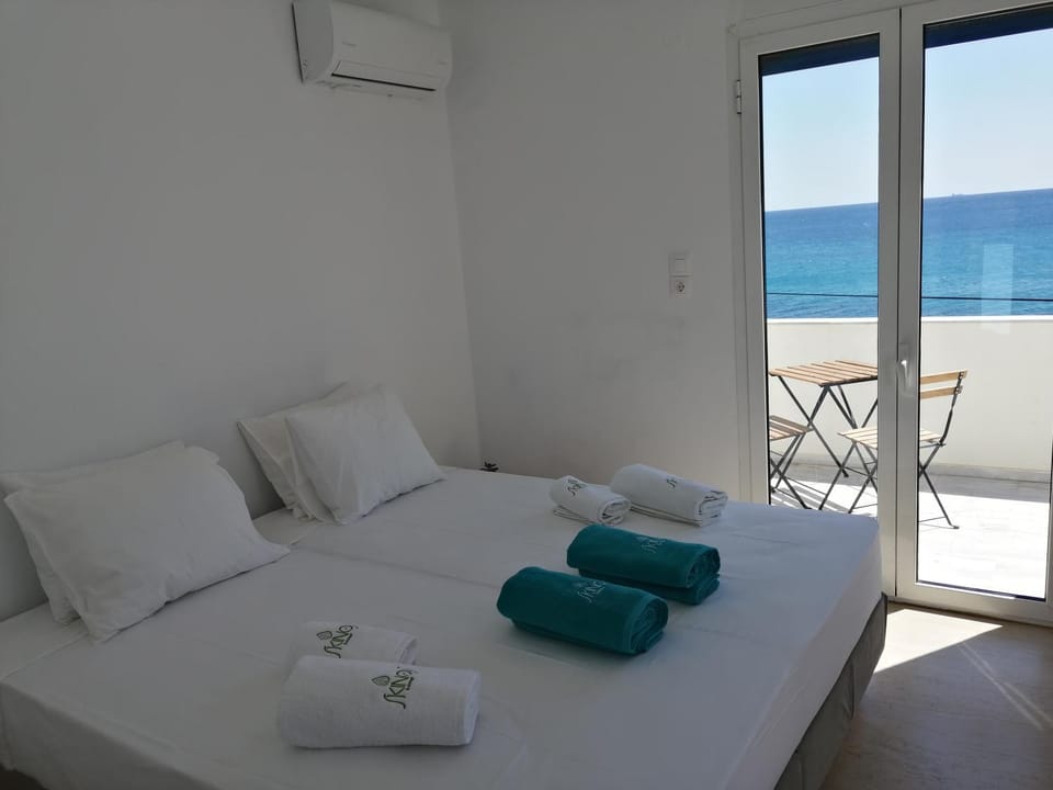 Bed, Balcony/Terrace, Photo of the whole room, Bedroom, Sea view