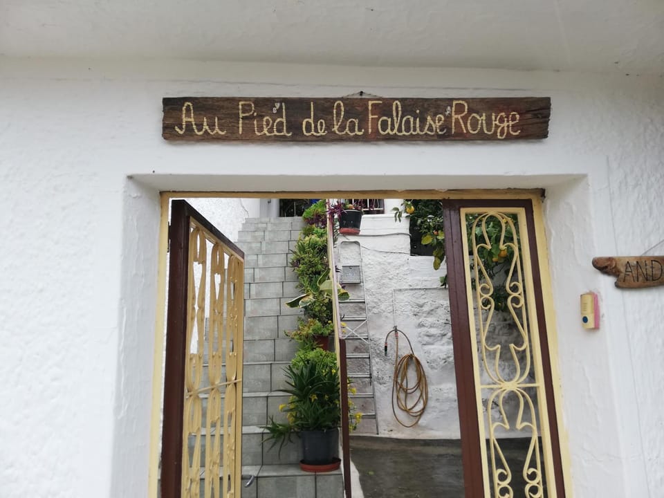 Au pied de la falaise rouge House in Leonidio