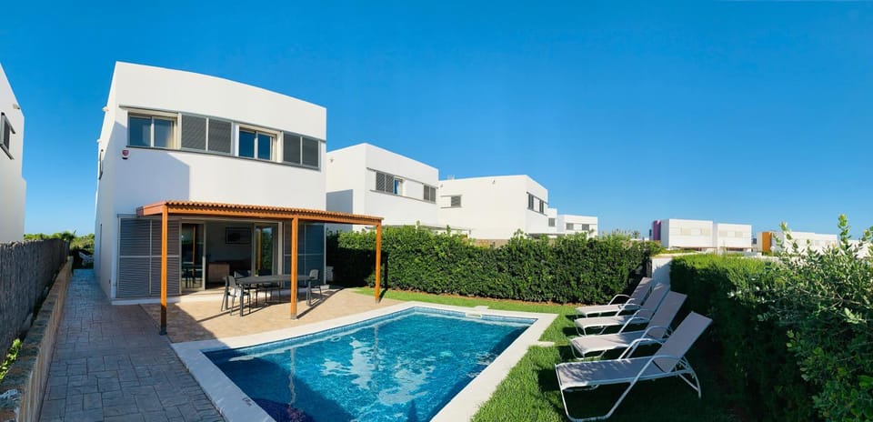Property building, BBQ facilities, Garden, Garden, Balcony/Terrace, Balcony/Terrace, Pool view, Swimming pool, Swimming pool