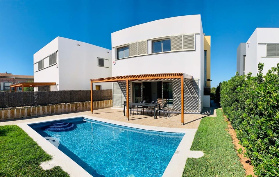 Property building, BBQ facilities, BBQ facilities, Garden, Garden, Balcony/Terrace, Pool view, Swimming pool, Swimming pool