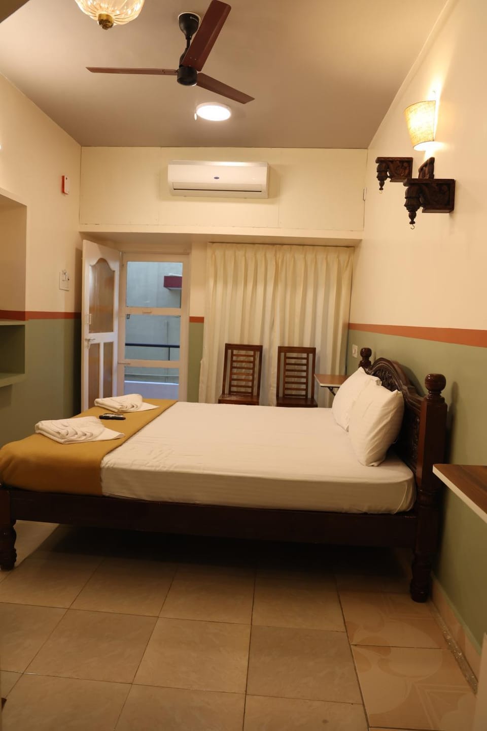 Bed, Photo of the whole room, air conditioner