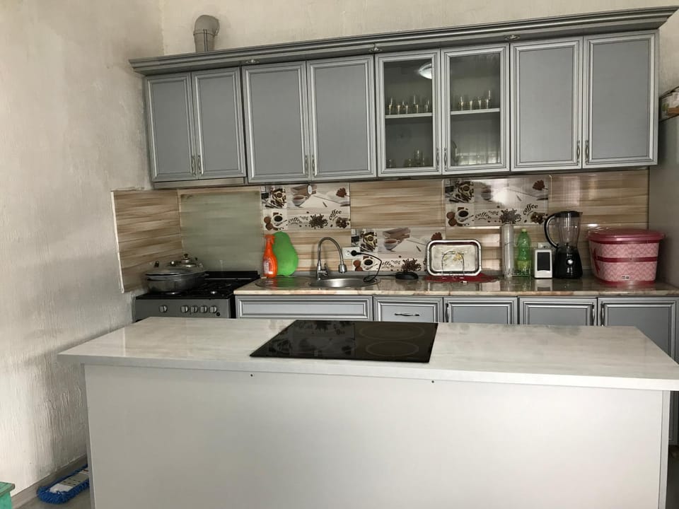 Coffee/tea facilities, Kitchen or kitchenette, Seating area, Dining area, Food, Drinks
