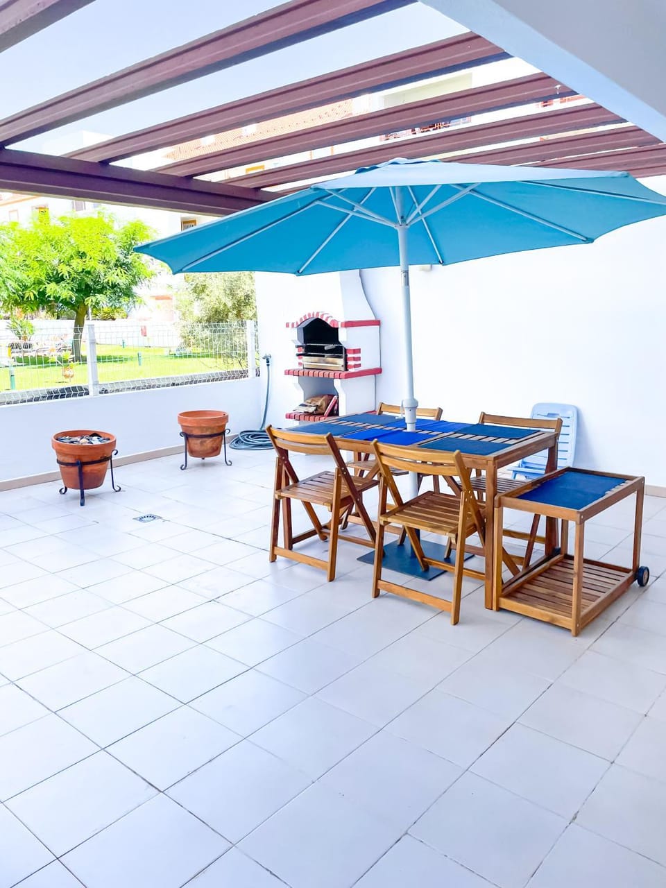 Beach House in Vilamoura: Terrace+pool Apartment in Quarteira