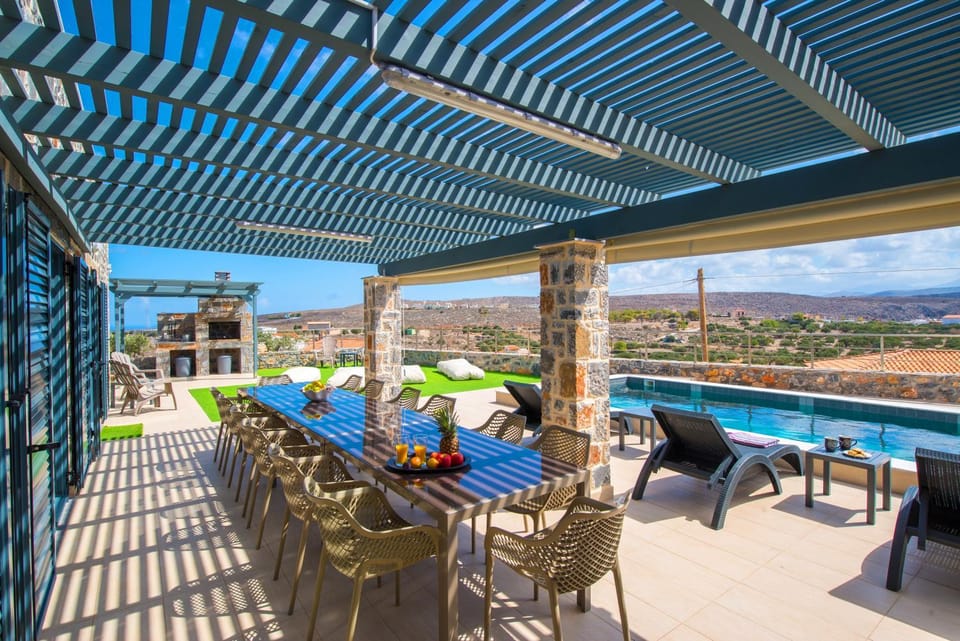 Patio, Balcony/Terrace, Dining area, Mountain view, Swimming pool, sunbed