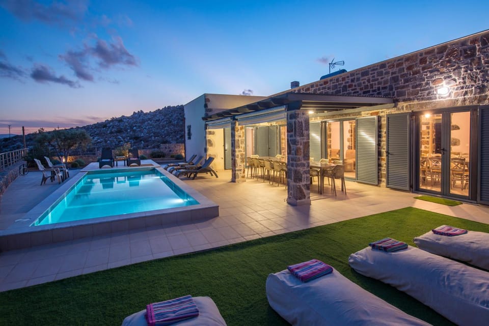 Patio, Natural landscape, Mountain view, Pool view, Swimming pool, sunbed