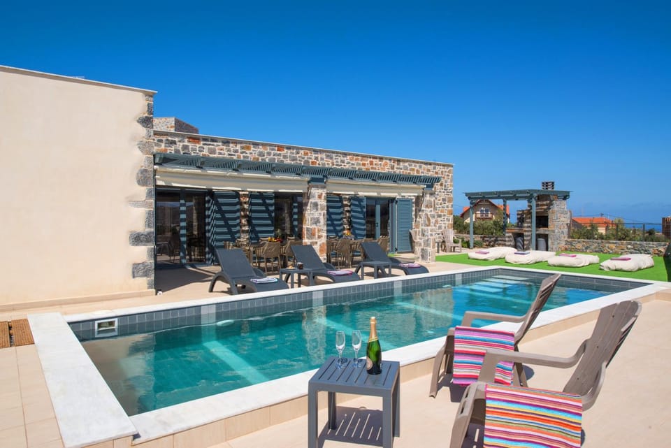Patio, Swimming pool, sunbed