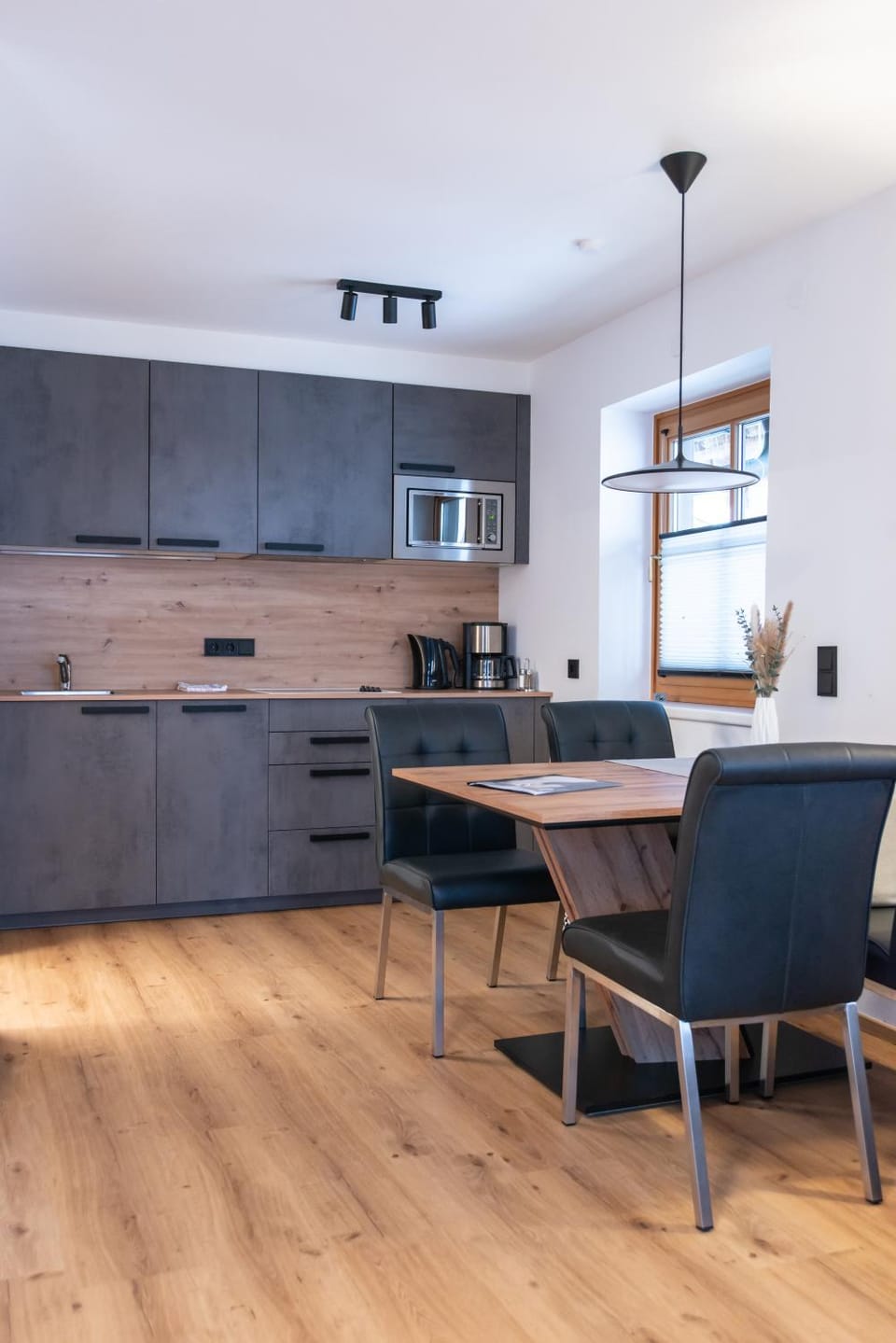 Kitchen or kitchenette, Dining area, stove