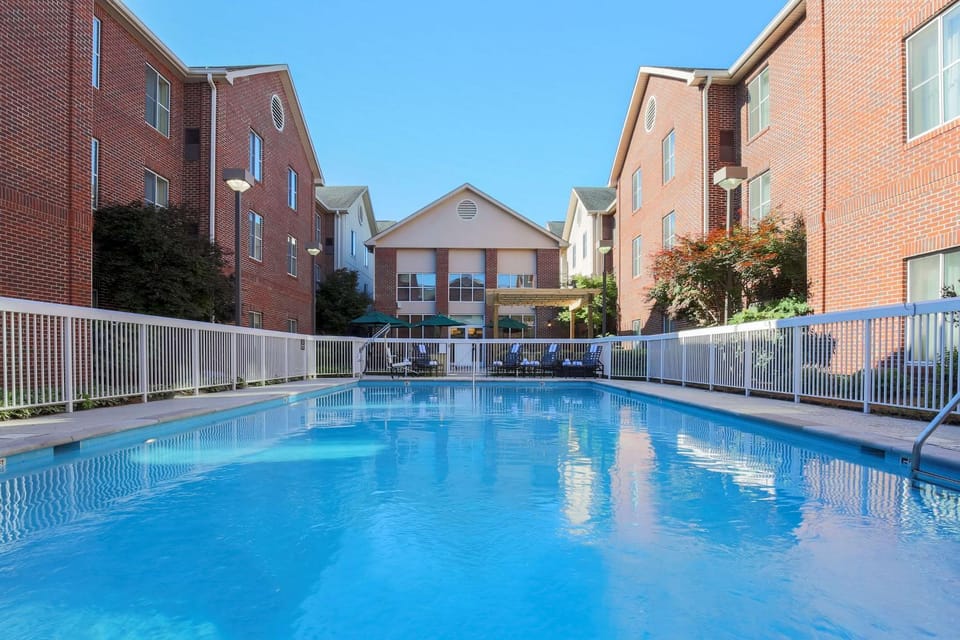 Property building, Day, Pool view, Swimming pool