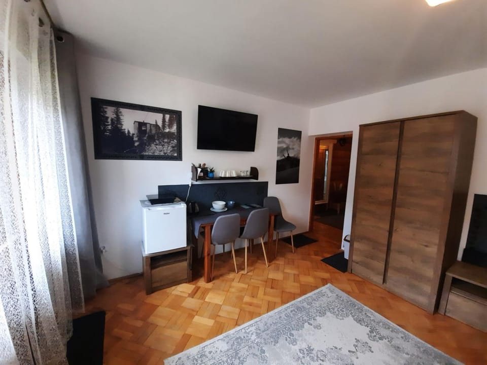TV and multimedia, Kitchen or kitchenette, Living room, wardrobe
