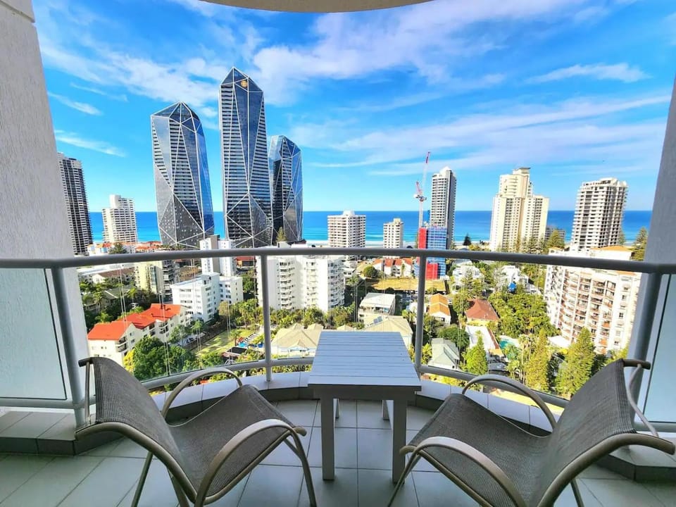 Deluxe Private Apartment and Studio - Ocean Views Apartment in Surfers Paradise