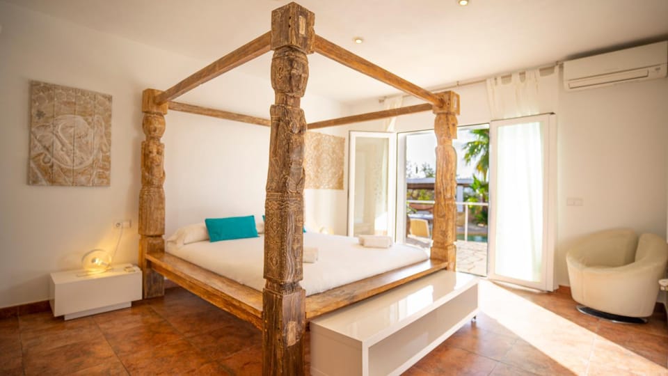 Photo of the whole room, Bedroom, air conditioner