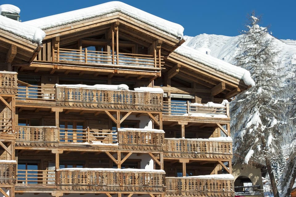 Facade/entrance, Winter