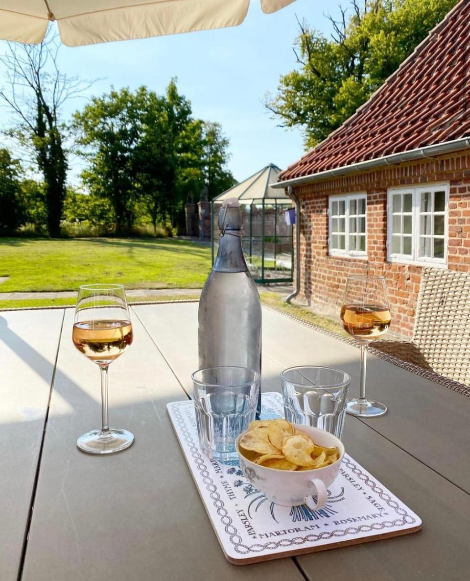 Restaurant/places to eat, Balcony/Terrace, Food and drinks, Alcoholic drinks