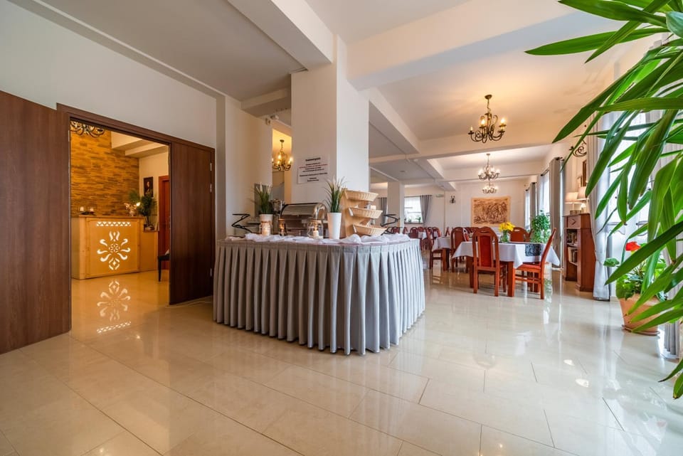 Restaurant/places to eat, Banquet/Function facilities