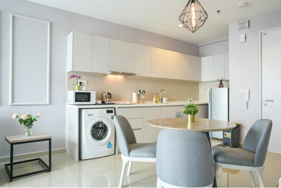 Kitchen or kitchenette, Dining area, minibar, stove, washing machine, dryer