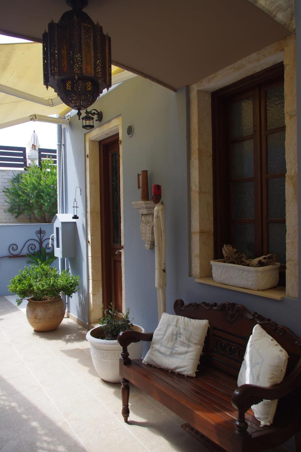 Day, Seating area