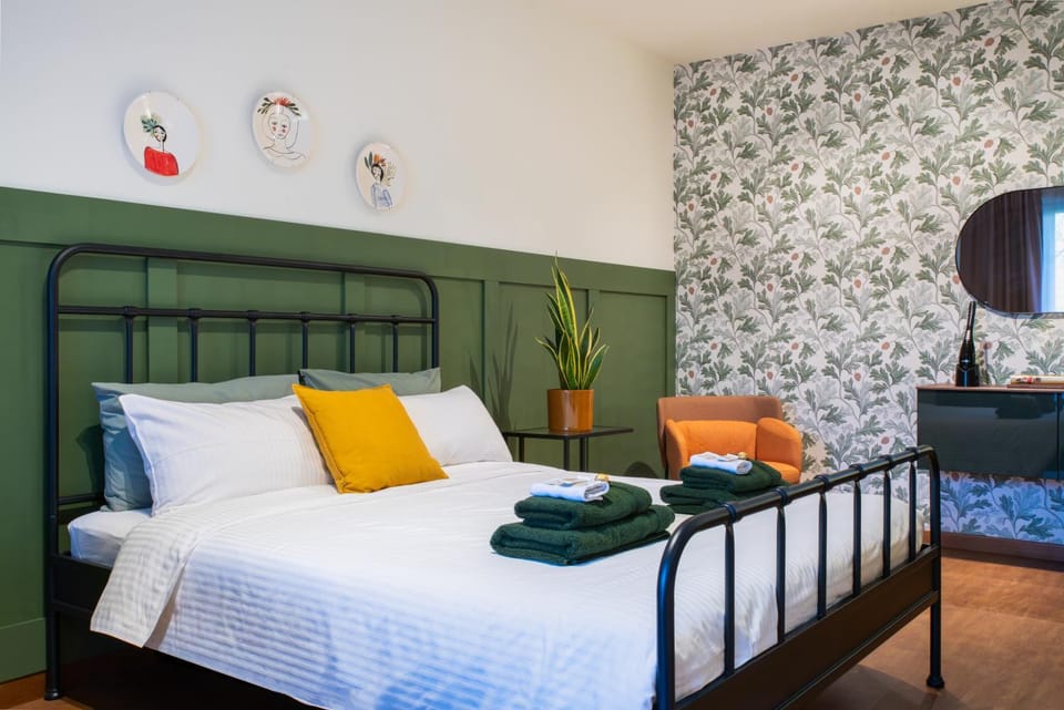 Bed, towels