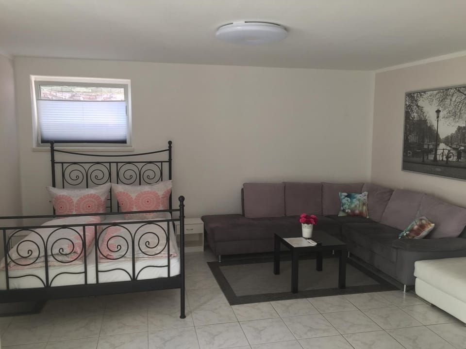 Bed, TV and multimedia, Living room, Photo of the whole room, Seating area, Bedroom