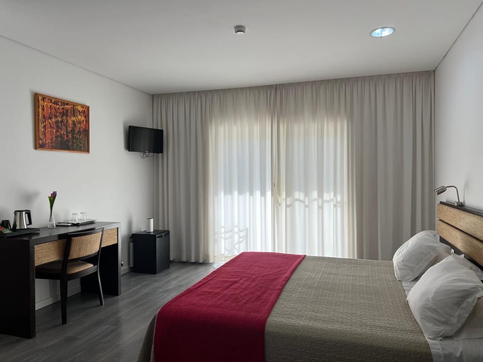 Bed, TV and multimedia, Bedroom