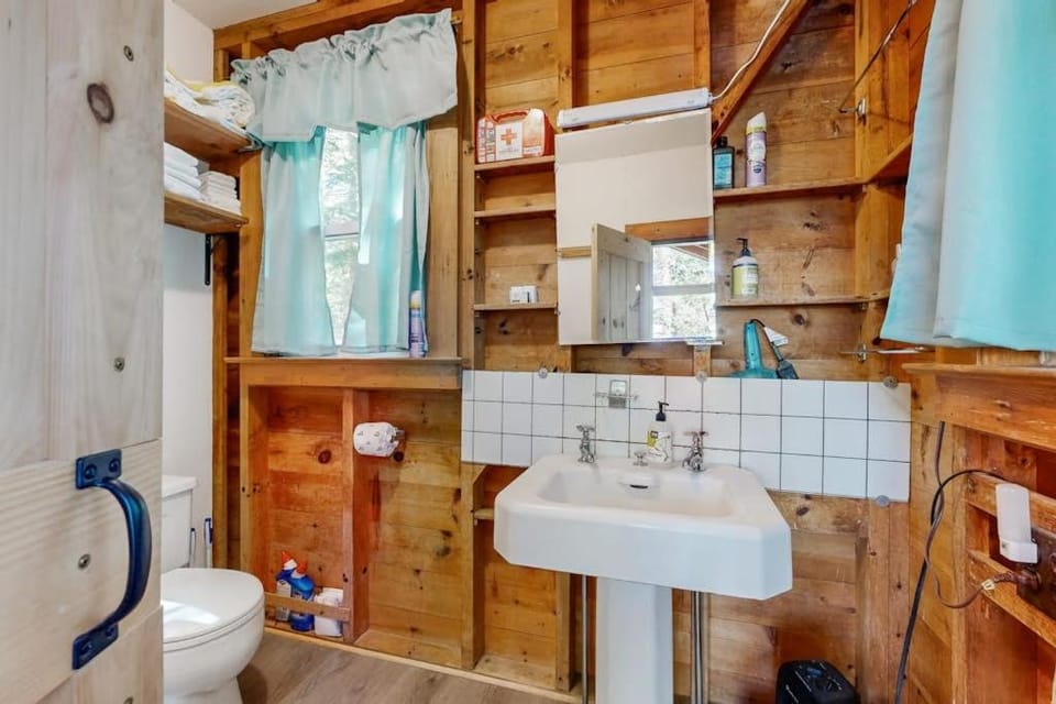 Shower, Toilet, Bathroom, bidet, towels