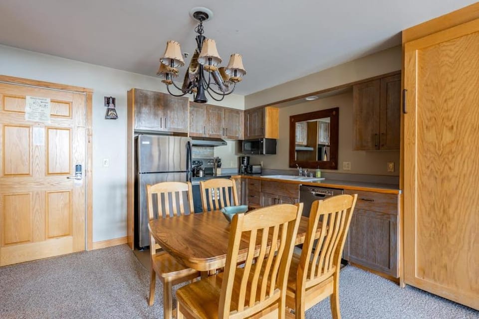 Shoshone 1960 Apartment in Big Sky