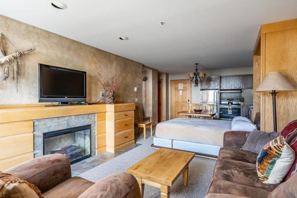 Shoshone 1960 Apartment in Big Sky