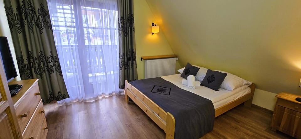 Bed, TV and multimedia, Photo of the whole room, Bedroom, towels