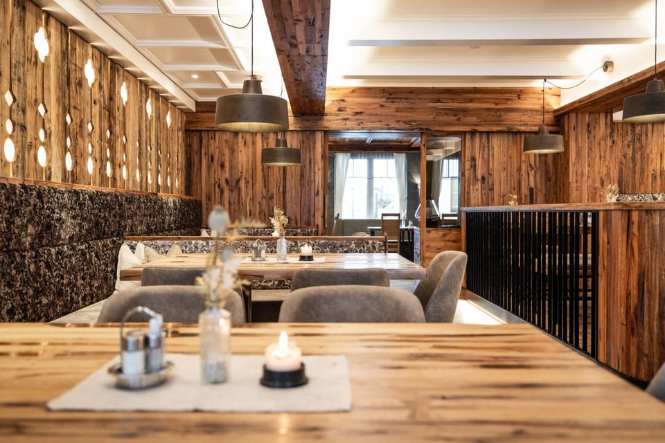 Restaurant/places to eat, Banquet/Function facilities, Seating area