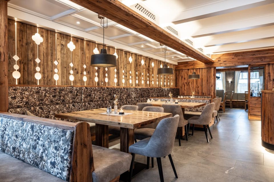 Restaurant/places to eat, Banquet/Function facilities, Seating area