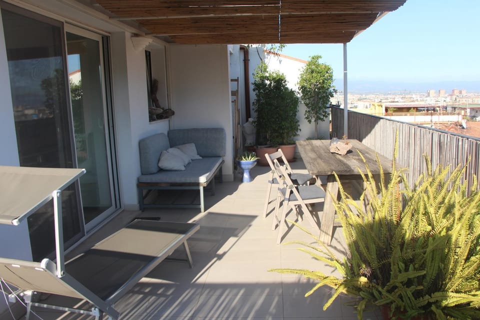Balcony/Terrace, Living room, Dining area, Landmark view, Sea view, Quiet street view