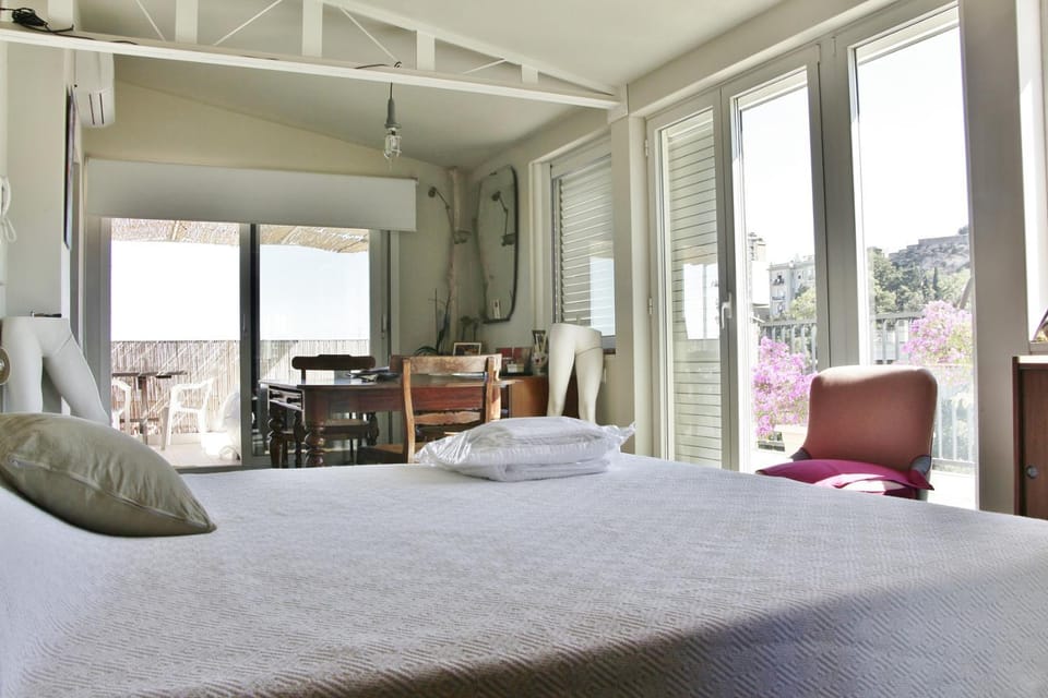 View (from property/room), Dining area, Bedroom, Landmark view