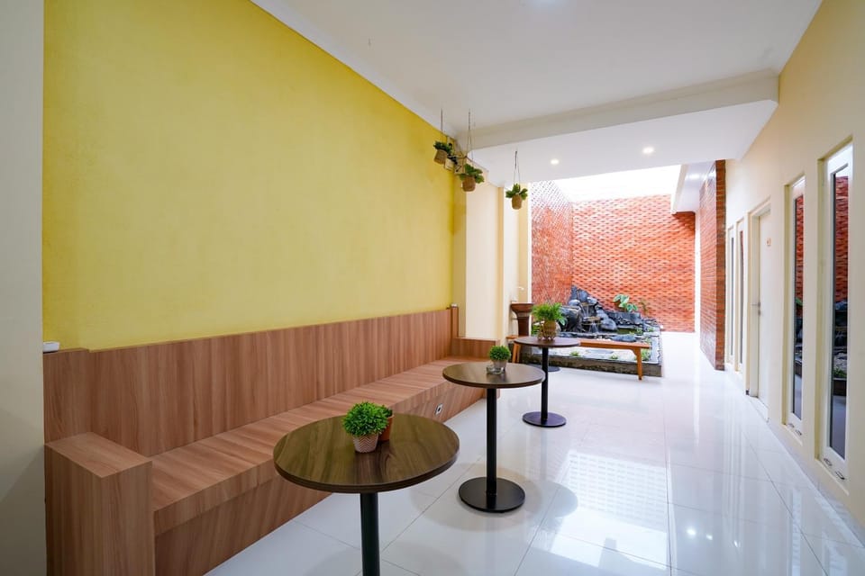 Seating area, Breakfast