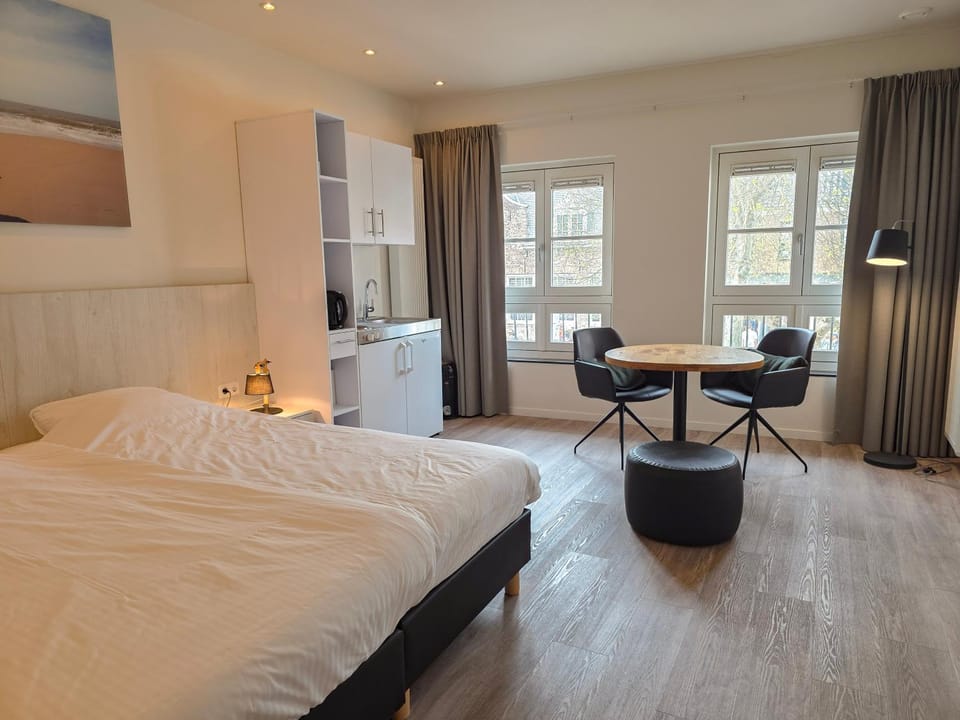 Bed, Kitchen or kitchenette, Dining area