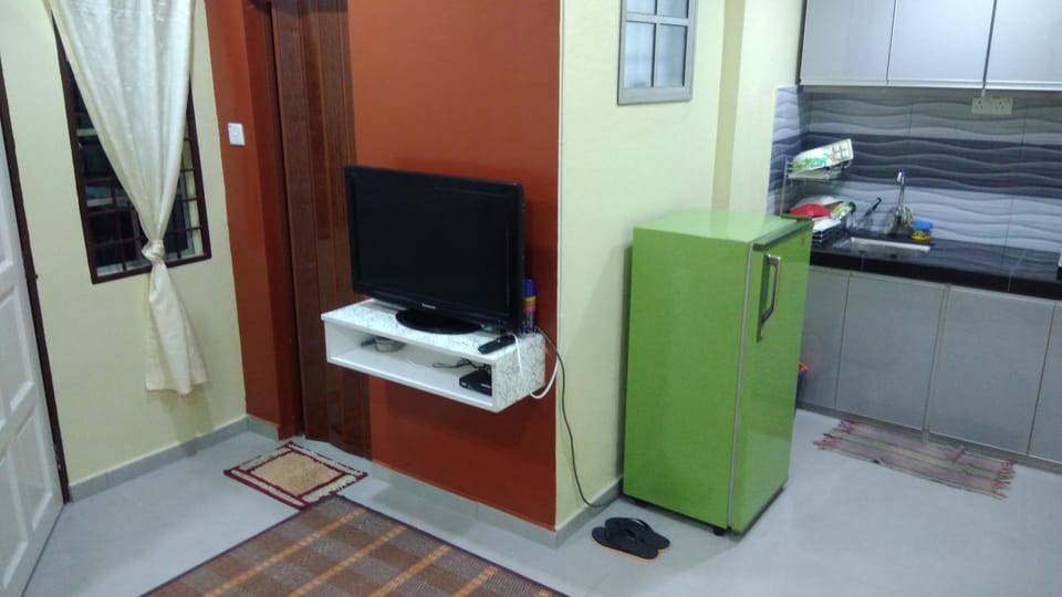 Bathroom, Kitchen or kitchenette, Living room, Dining area