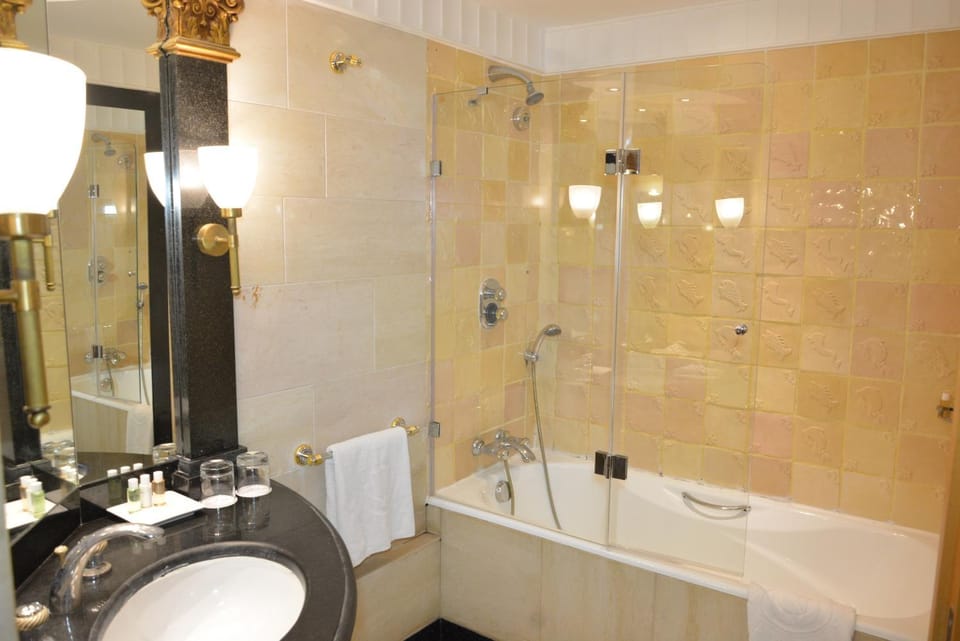 Shower, Bathroom, Bath, towels