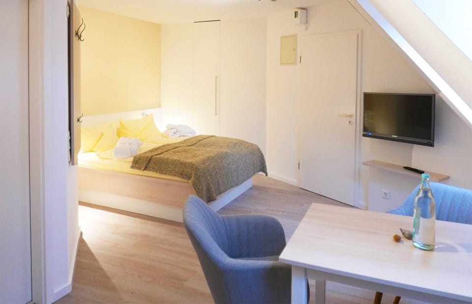 Bed, TV and multimedia, Seating area