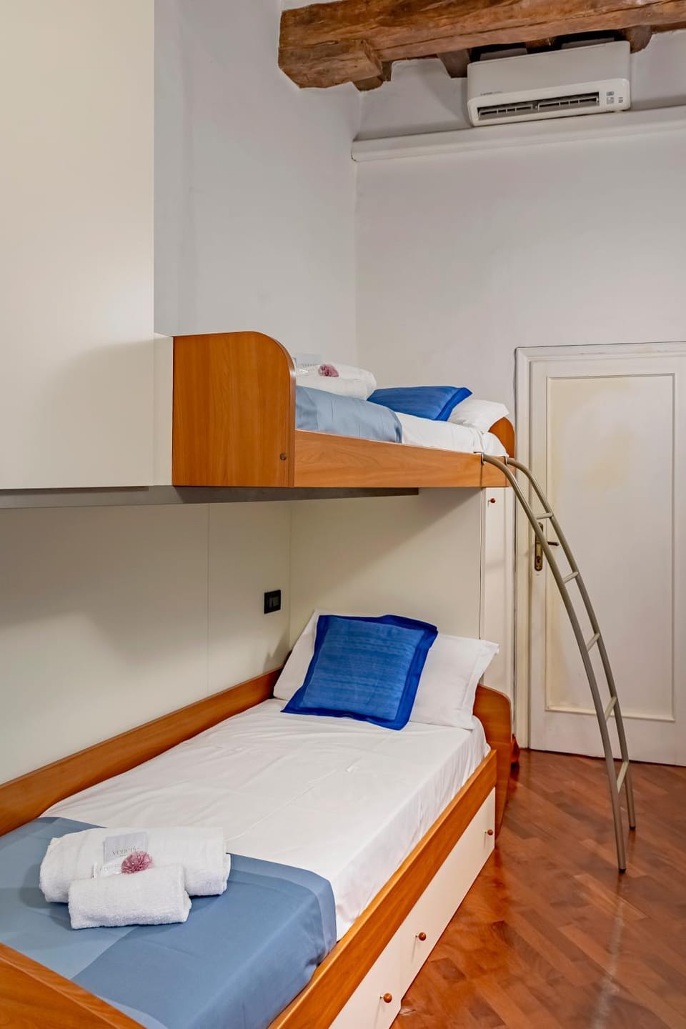 Bedroom, bunk bed