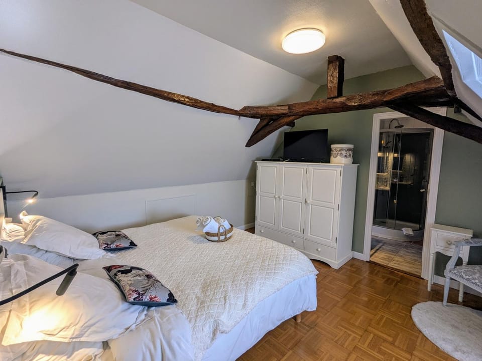 Bed, Bathroom, Photo of the whole room, Bedroom, wardrobe