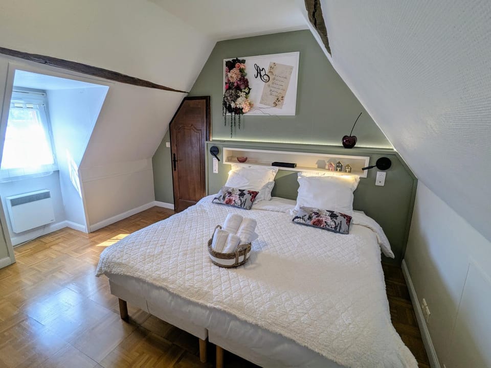 Bed, Photo of the whole room, Bedroom, towels
