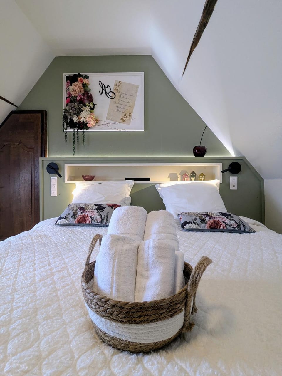 Bed, Photo of the whole room, Bedroom, towels