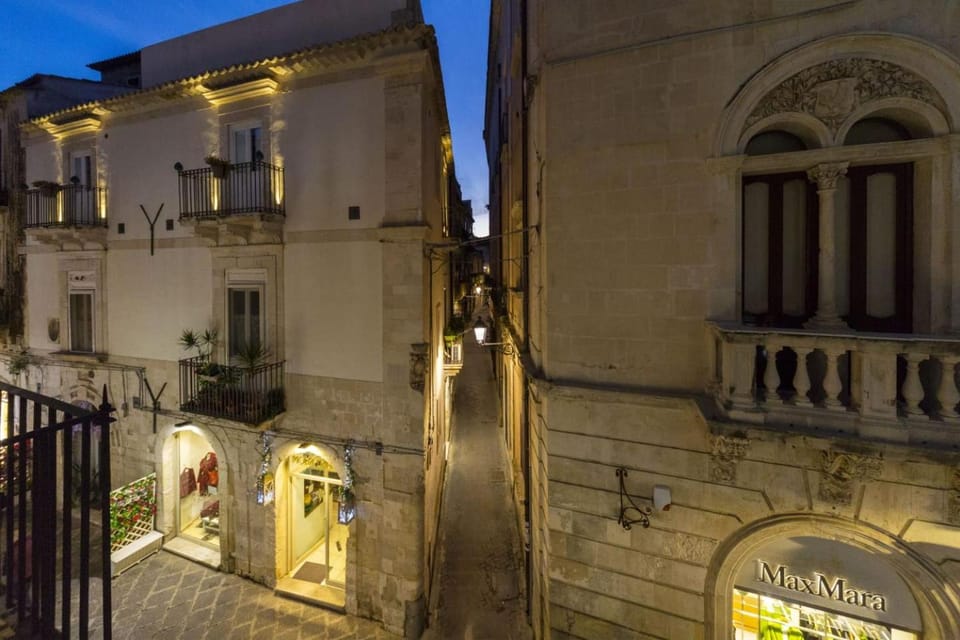 Balcony/Terrace, Street view