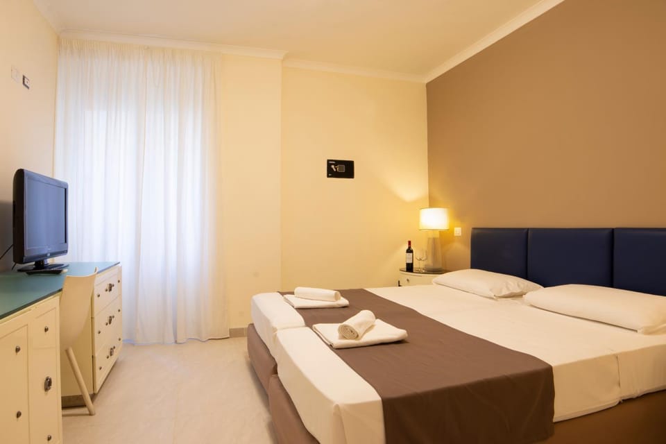 Bed, TV and multimedia, Photo of the whole room, Bedroom