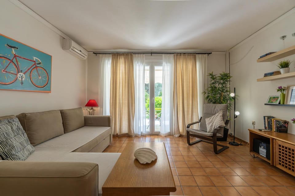 Comfortable garden Apt near Vouliagmeni beach Apartment in Vouliagmeni